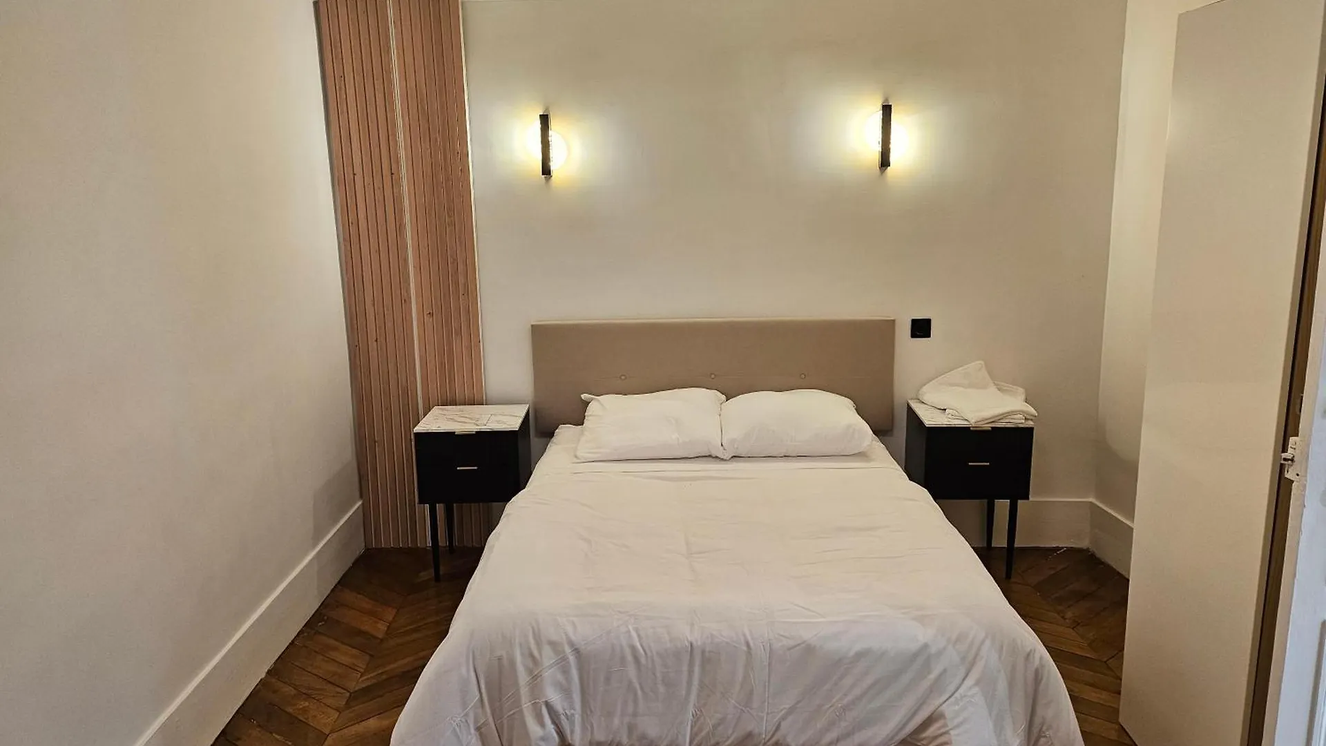Highstay Champs Elysees Arc De Triomphe Paris France