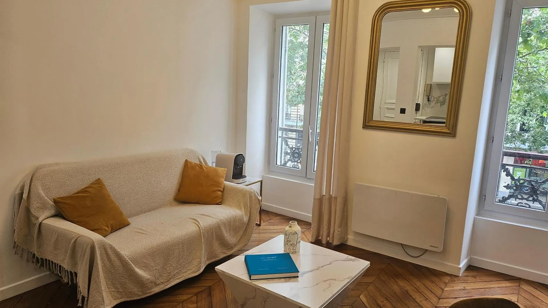 Highstay Champs Elysees Arc De Triomphe Paris France