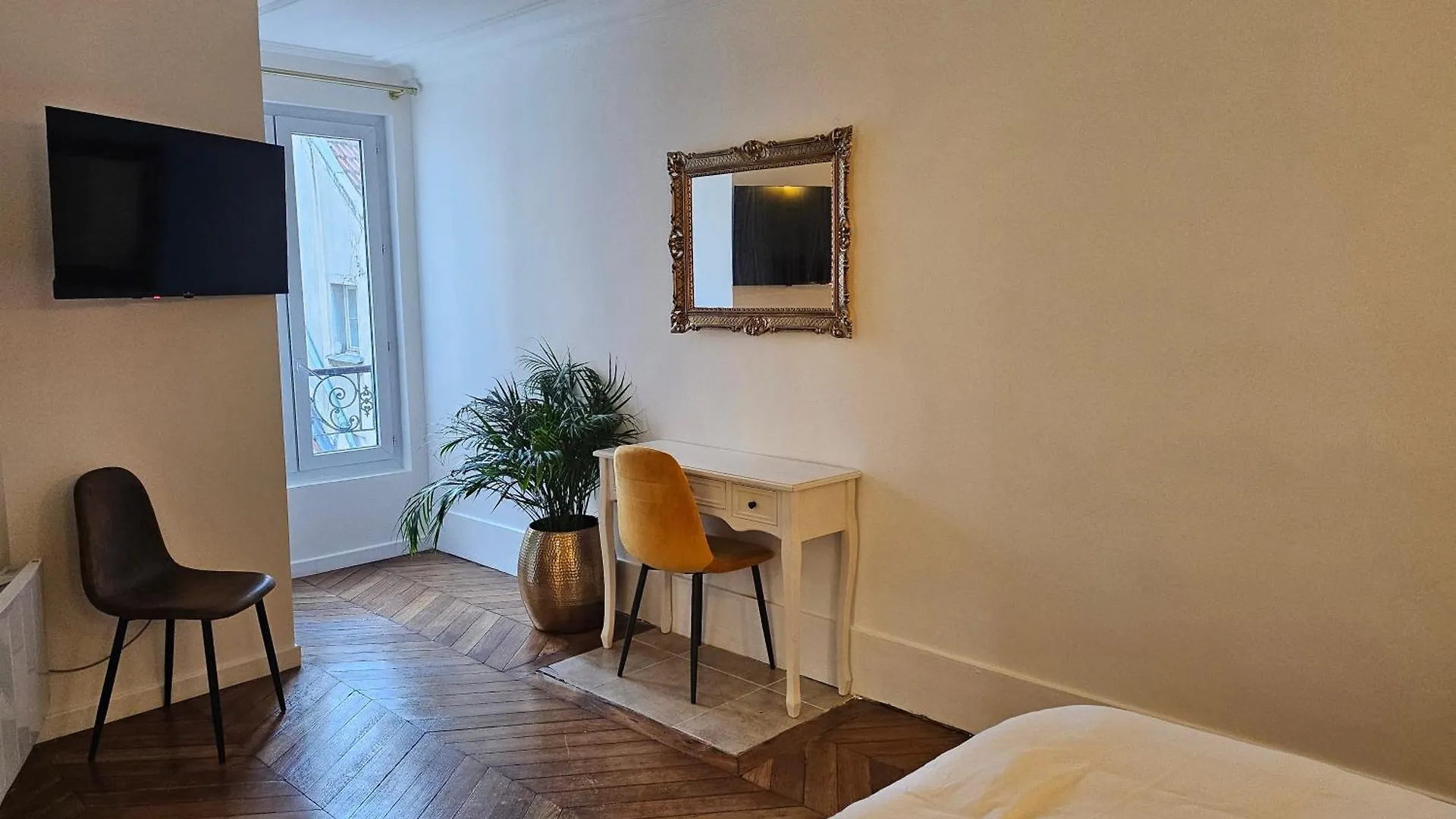 Highstay Champs Elysees Arc De Triomphe Paris